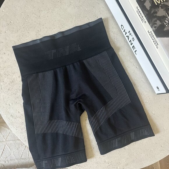 Aritzia TNA Women's Ventura High Rise Seamless Biker Shorts in Dark Grey Size XS - Picture 2 of 8